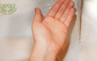 Проводится испытание очередного образцам жидкого мыла